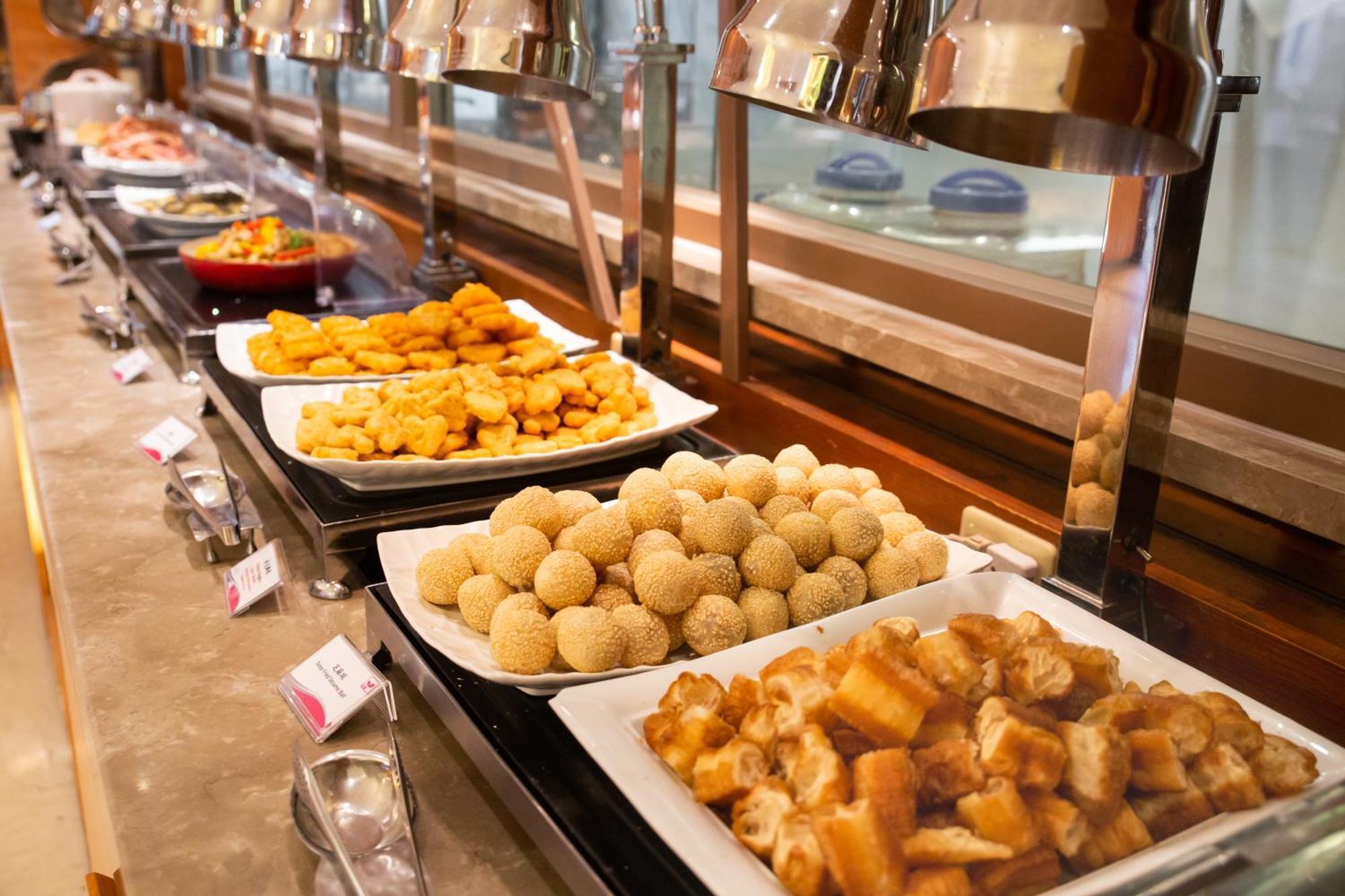 E-Da Royal Hotel Dashu Esterno foto A buffet at a hotel