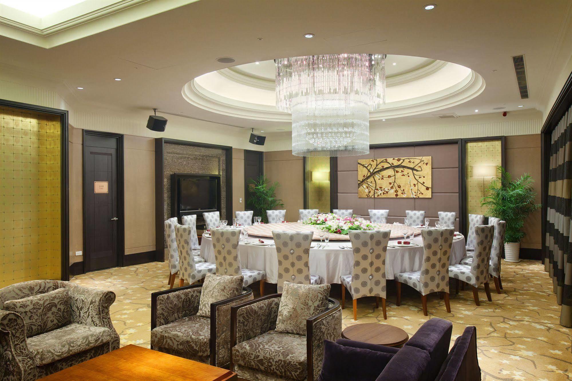 E-Da Royal Hotel Dashu Ristorante foto A private dining room at a restaurant in China