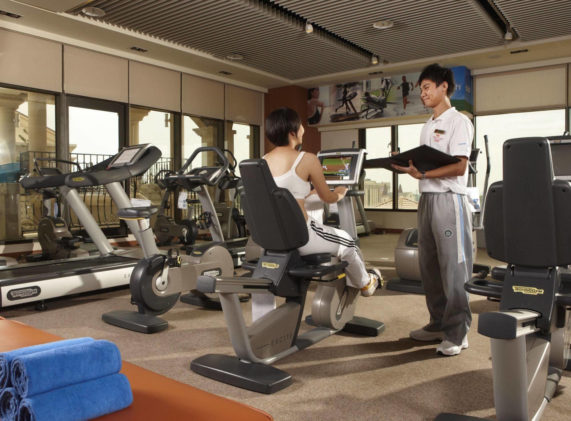E-Da Royal Hotel Dashu Esterno foto A personal trainer with a client